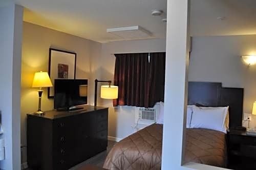 Фото Travelodge by Wyndham Langley City