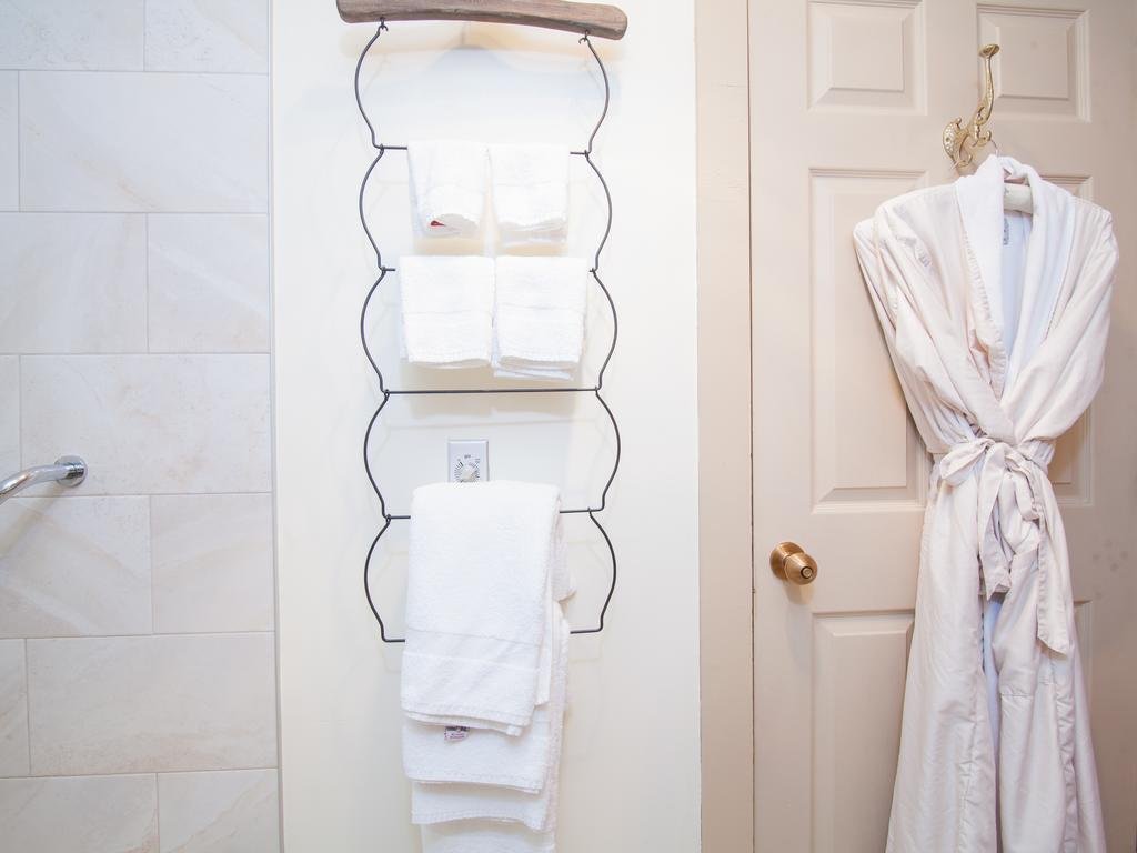 Фото Garrison Inn Boutique Hotel