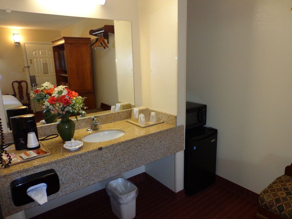 Фото Economy Inn Express Warren