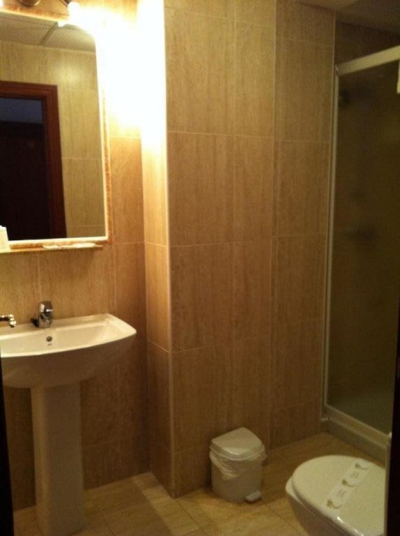 Фото Hostal Adelia