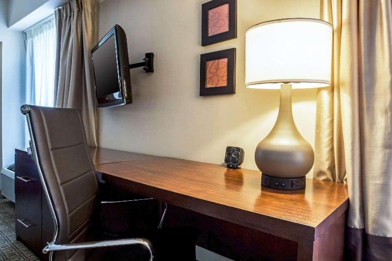 Фото Comfort Suites at Woodbridge