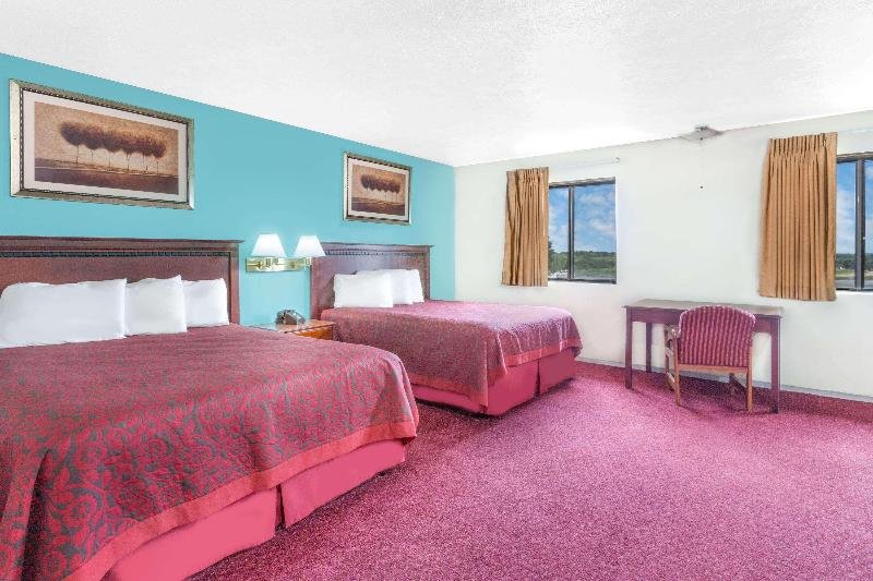 Фото Days Inn by Wyndham Warrensburg