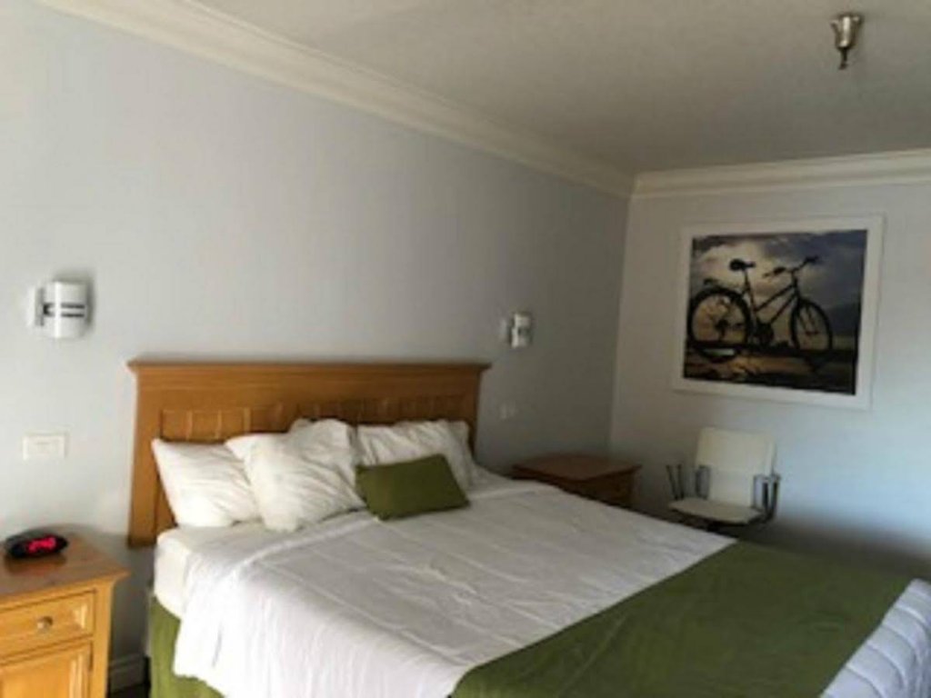 Фото Days Inn by Wyndham Near City Of Hope