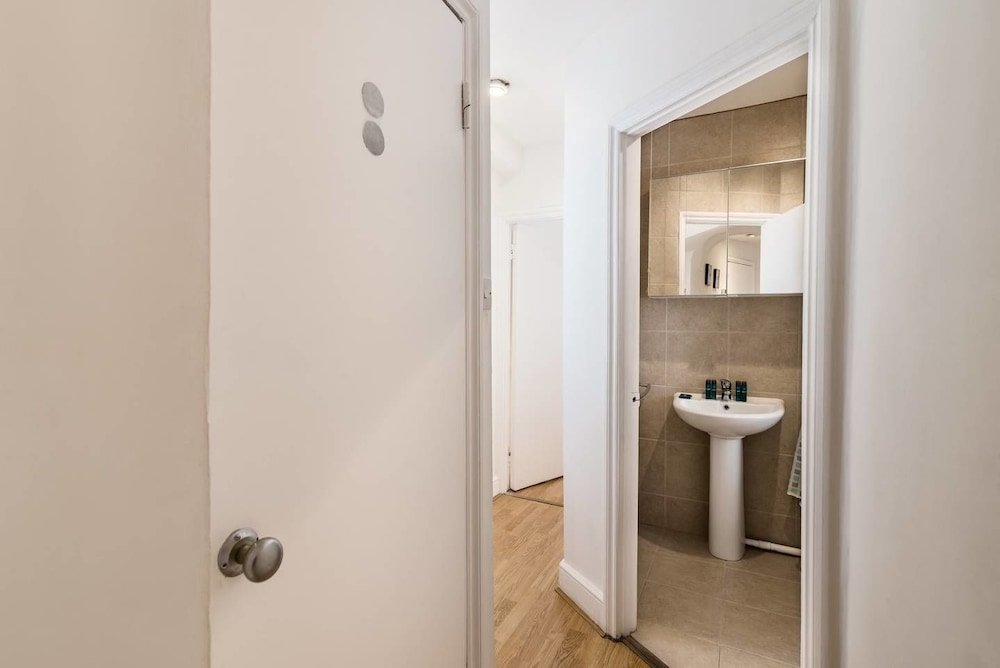 Фото 2 Bedroom Flat in West Kensington