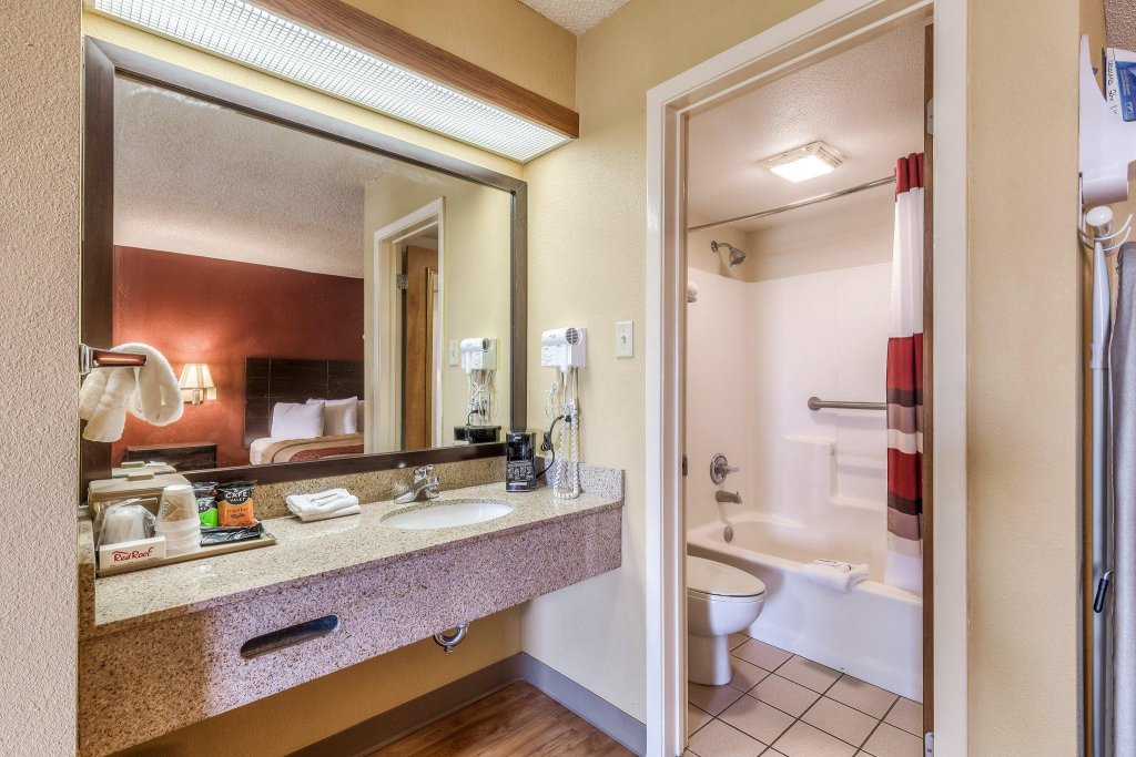 Фото HomeTowne Studios by Red Roof Amarillo West