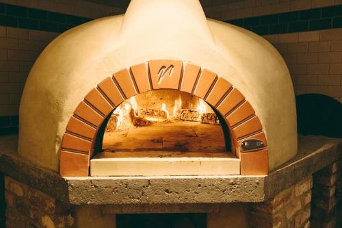 Фото The Curious Pig in the Parlour