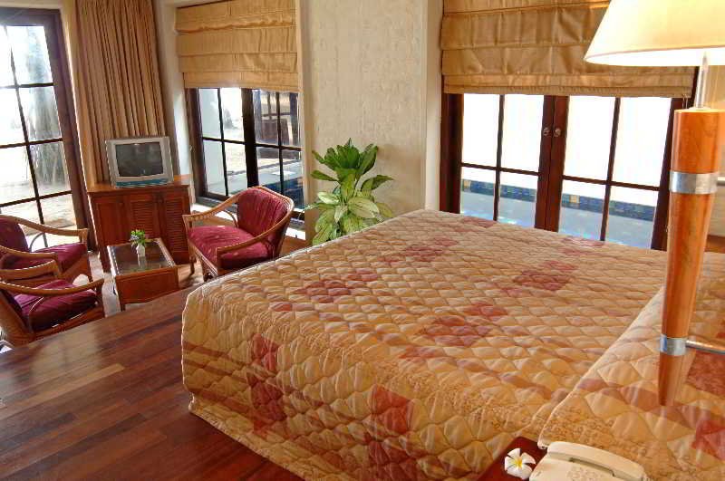 Фото Hibiscus Beach Hotel & Villas