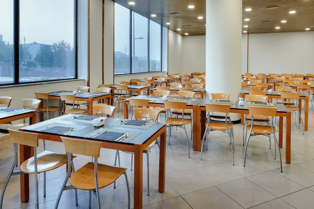 Фото Apartamentos Hesperia Barcelona Sant Joan