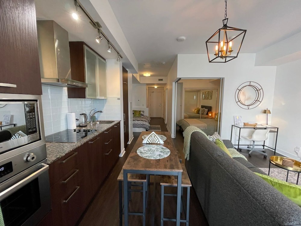 Фото Simply Comfort Gorgeous Apartments in the Heart of Toronto