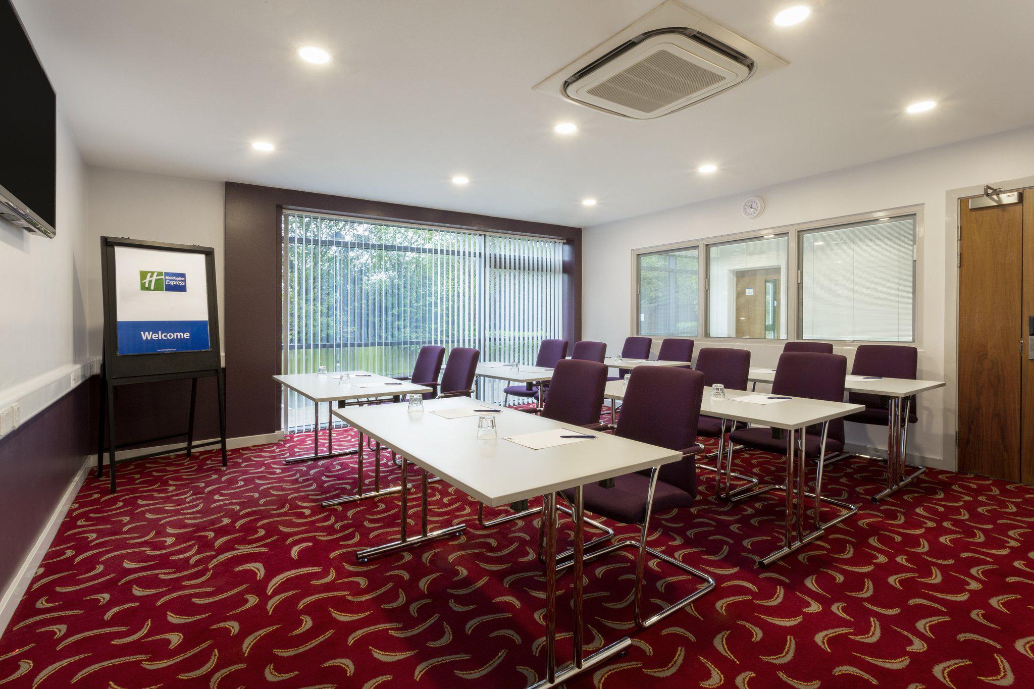 Фото Holiday Inn Express Dunstable, an Ihg Hotel