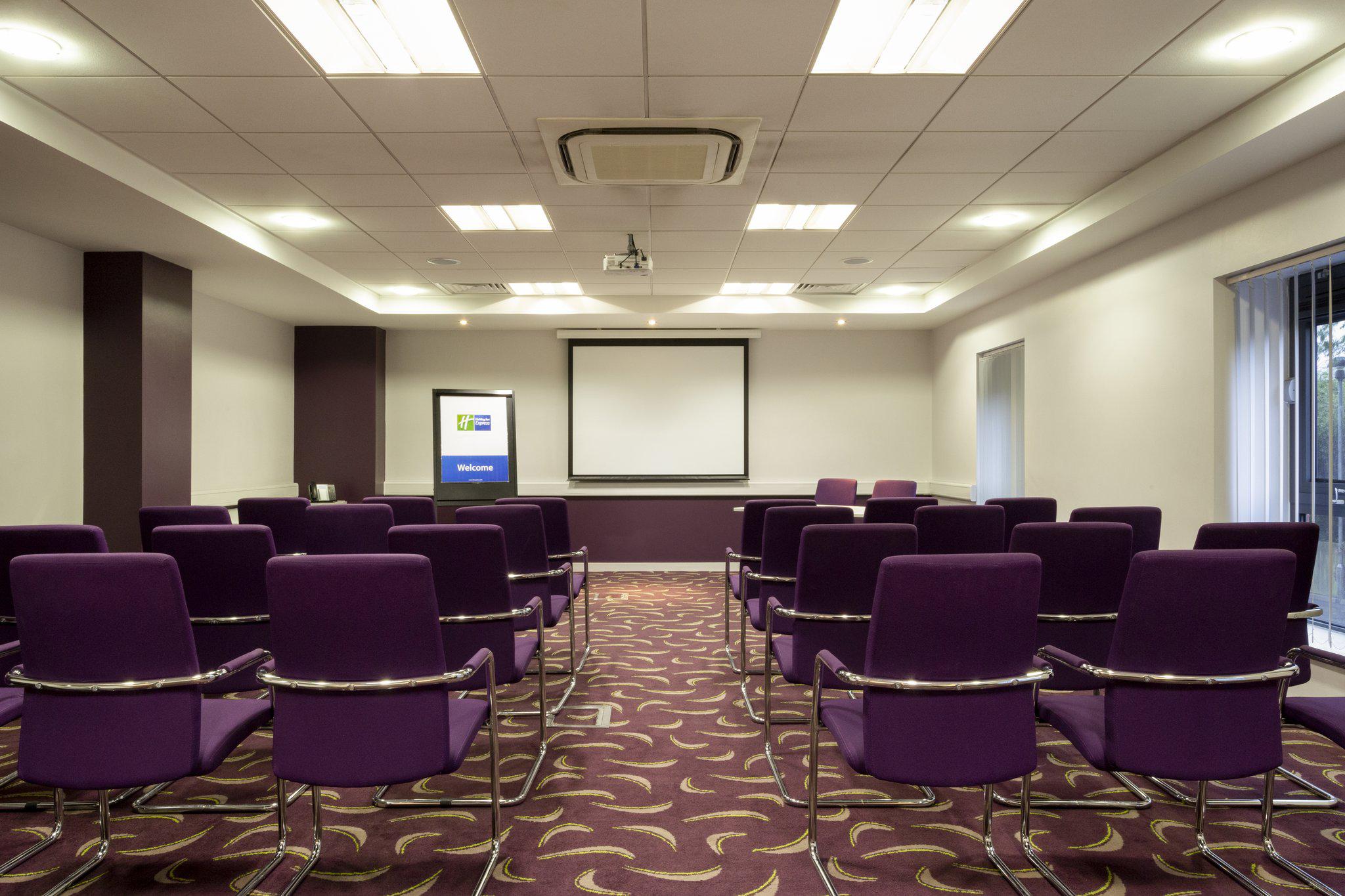 Фото Holiday Inn Express Dunstable, an Ihg Hotel