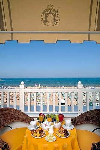 Фото Hotel De France