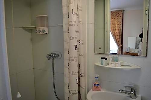 Фото The Globe Hotel