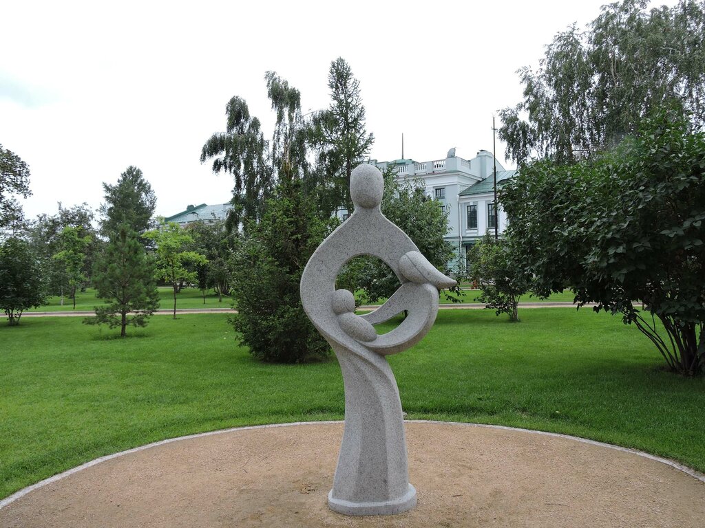 Жанровая скульптура Женщина-мать, Омск, фото