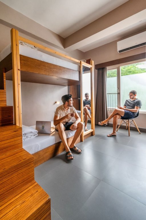 Фото Minimalist Poshtel & Suites