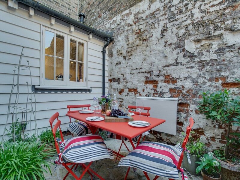 Жильё посуточно Characteristic Holiday Home With Courtyard in Authentic Little Street in Deal