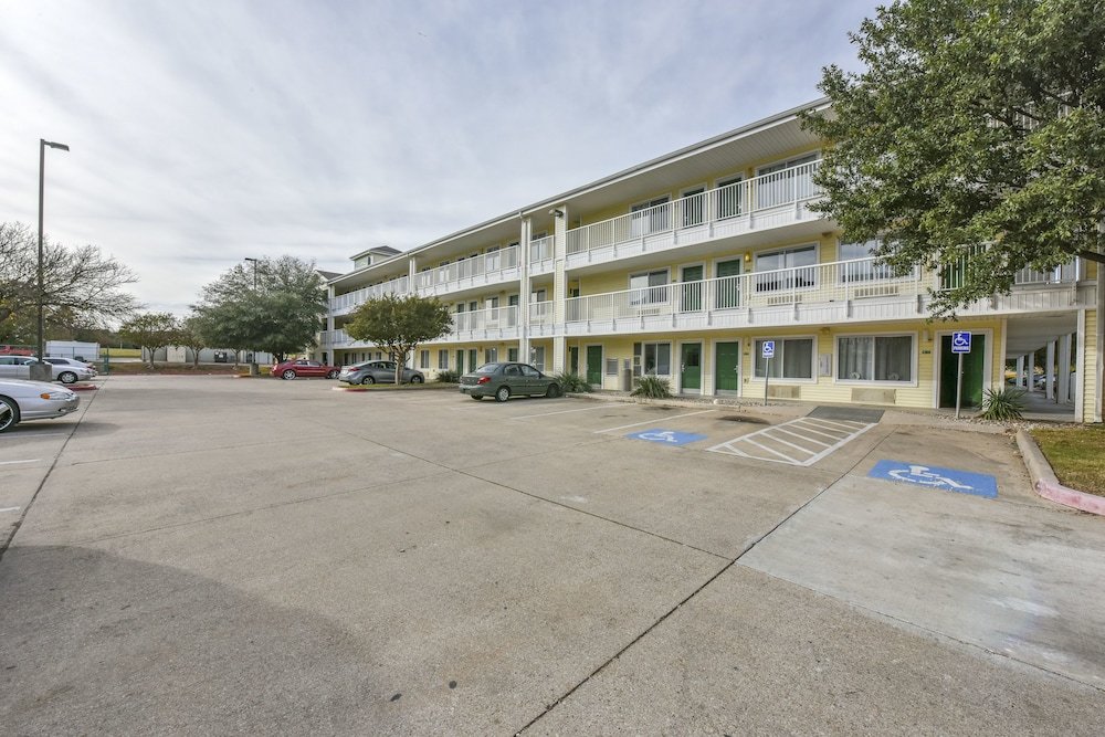 Фото HomeTowne Studios by Red Roof Austin