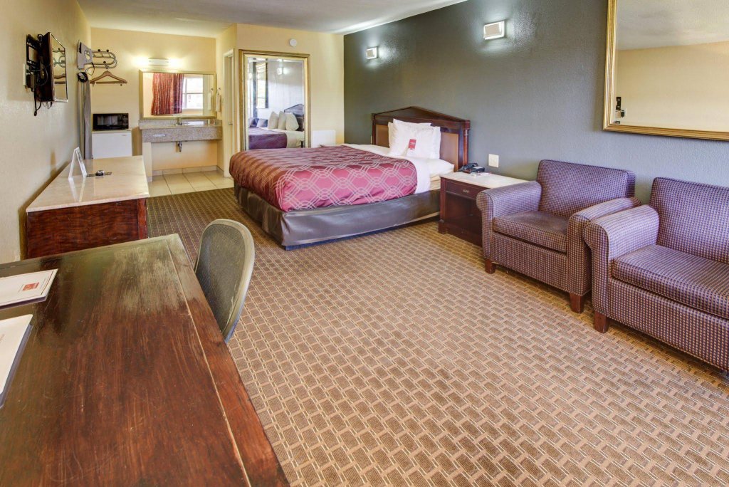 Фото Econo Lodge at Military Circle