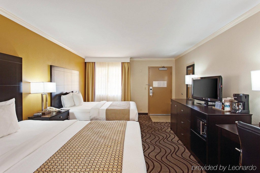 Фото La Quinta Inn & Suites by Wyndham Carlsbad - Legoland Area