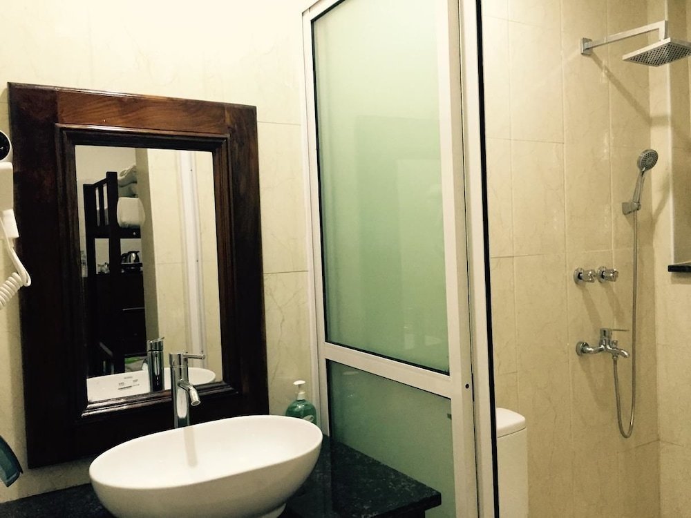 Фото Mr. Charles Hotel