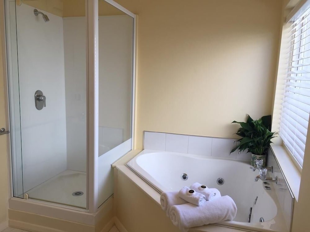 Фото Akaroa Village Inn