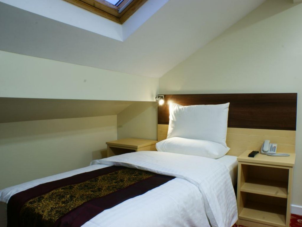 Фото The Cambridge Hotel