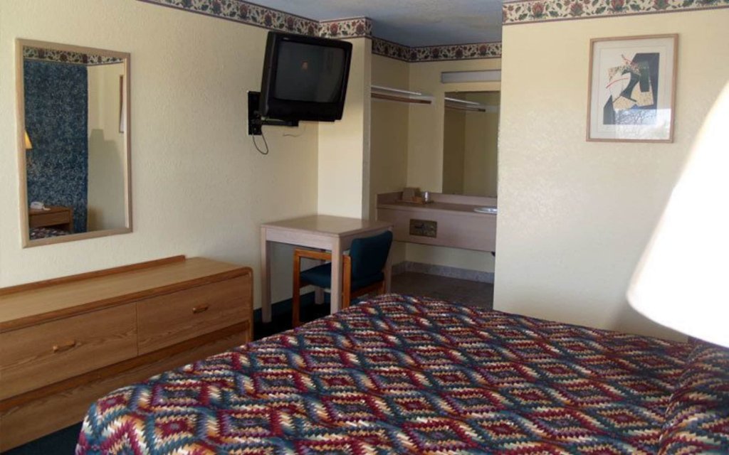 Фото Rodeway Inn Downtown