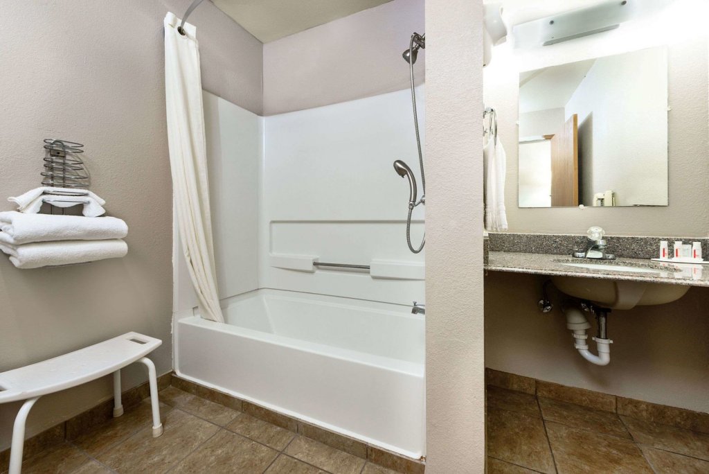 Фото Super 8 by Wyndham Clayton