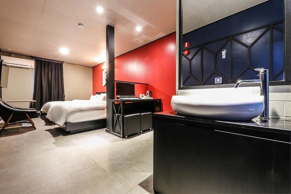 Фото Sintanjin Hotel Box Daejeon