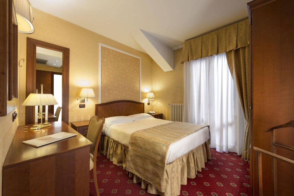 Фото Lancaster Hotel