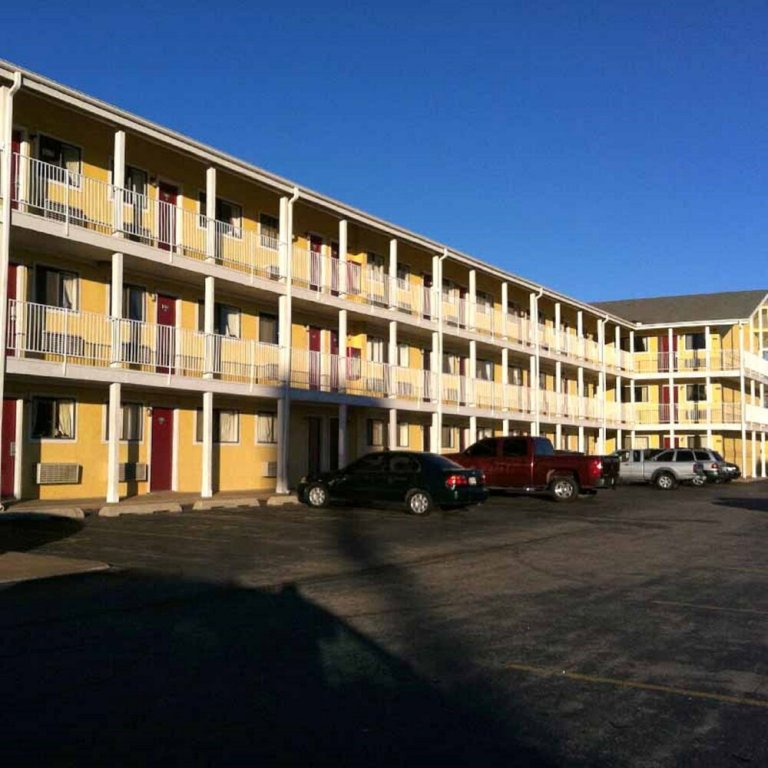 Фото Oaktree Inn and Suites