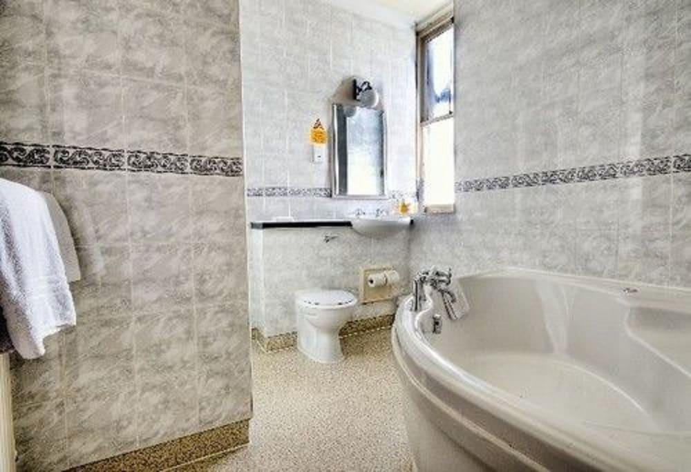 Фото Arnos Manor Hotel