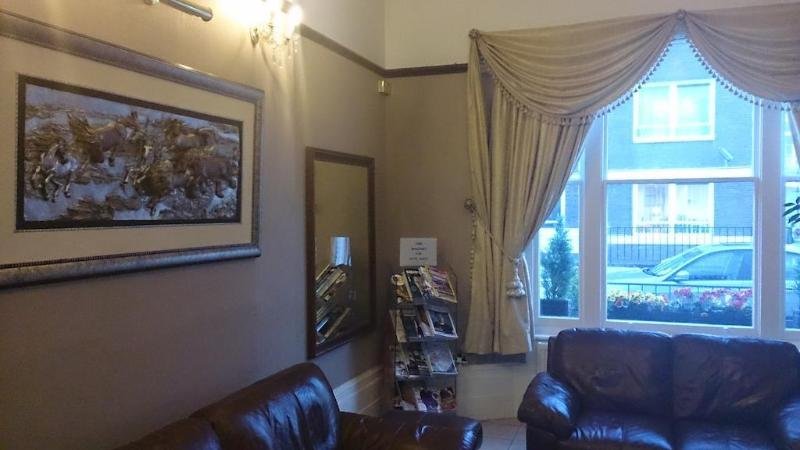 Фото Hyde Park Court Hotel