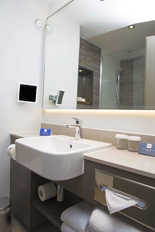 Фото Crowne Plaza Basingstoke