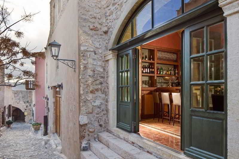 Фото Moni Emvasis Luxury Suites