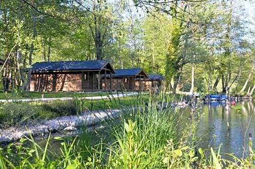 Гостиница Logis Hôtel les Lodges Du Lac