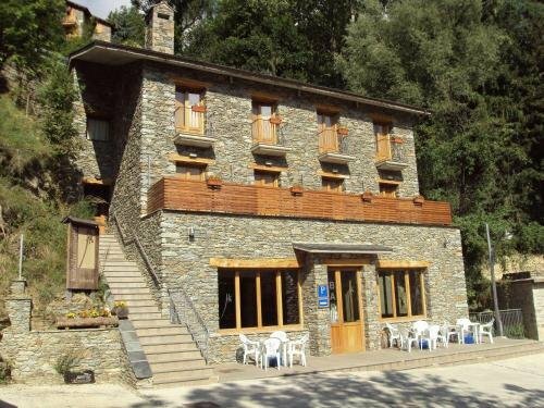 Гостиница Hostal Les Roquetes в Праде