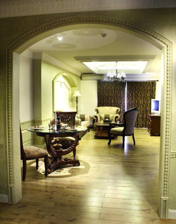 Фото Four Seasons Place