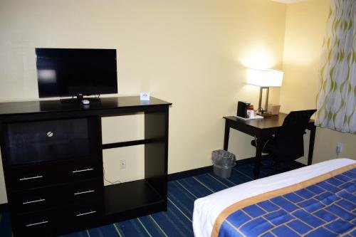 Фото Days Inn by Wyndham Augusta