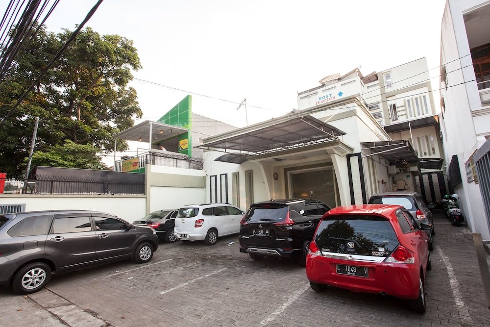 Фото RedDoorz near Taman Bungkul