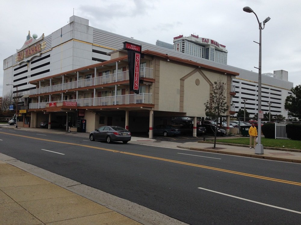 Фото Red Carpet Inn & Suites