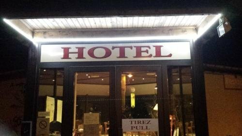 Гостиница La Tour des Anglais в Лавале