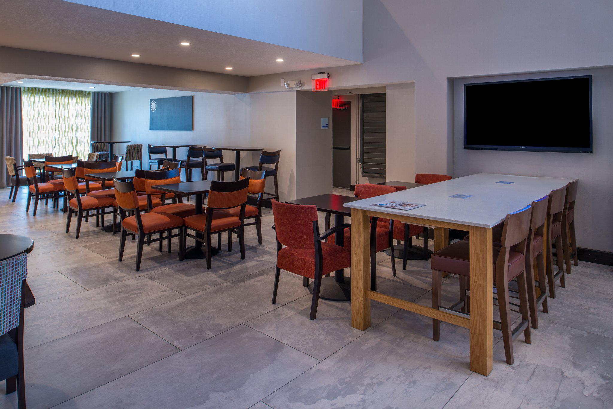 Фото Holiday Inn Express & Suites San Antonio Medical-Six Flags, an Ihg Hotel