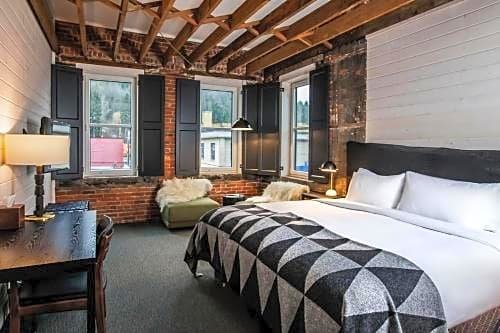 Фото The Explorers Society Hotel
