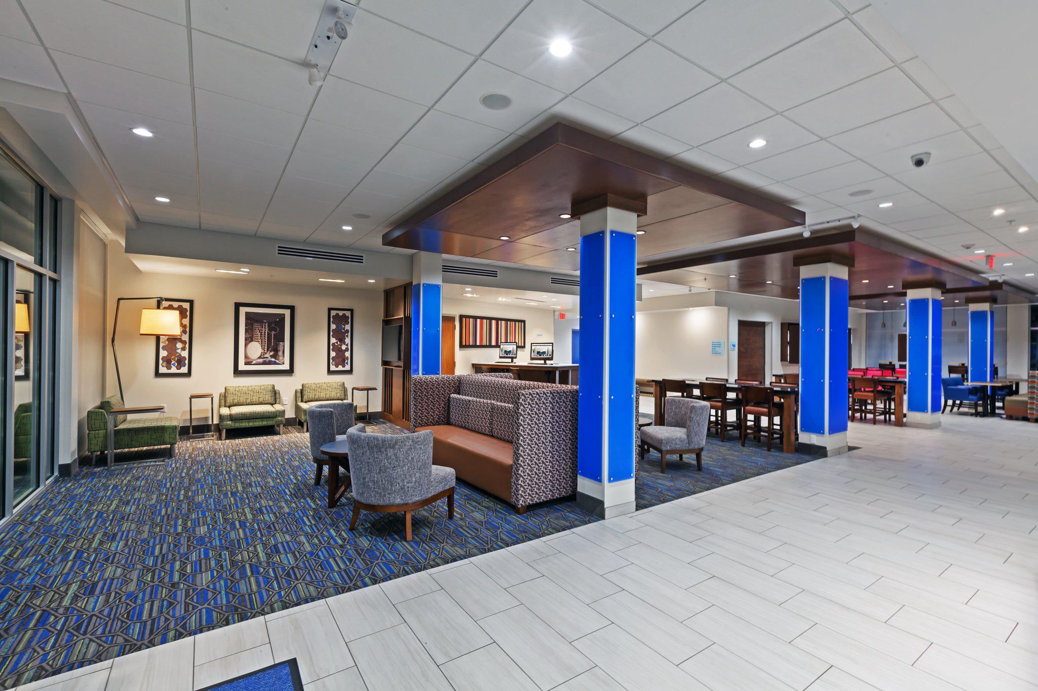 Фото Holiday Inn Express & Suites Tulsa South - Woodland Hills, an Ihg Hotel