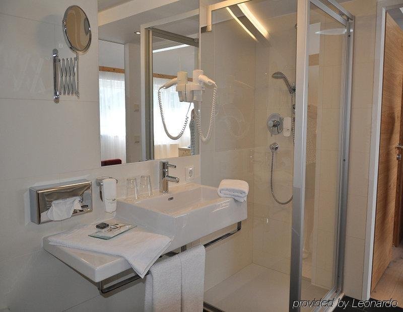 Фото Hotel Goldener Adler Wattens