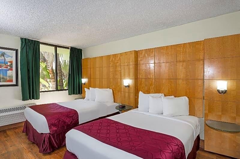 Фото Travelodge by Wyndham Fort Lauderdale Beach