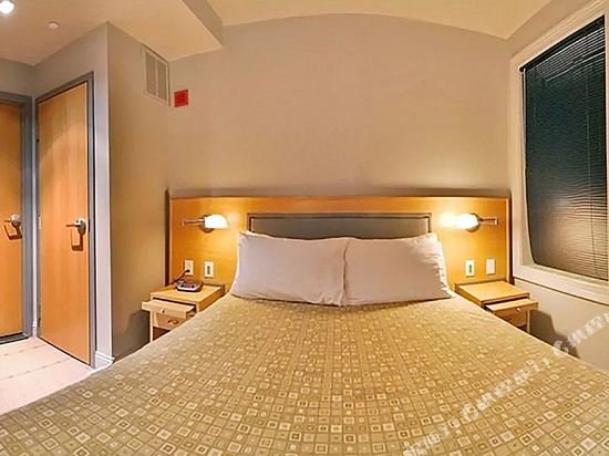 Фото Charlesmark Hotel