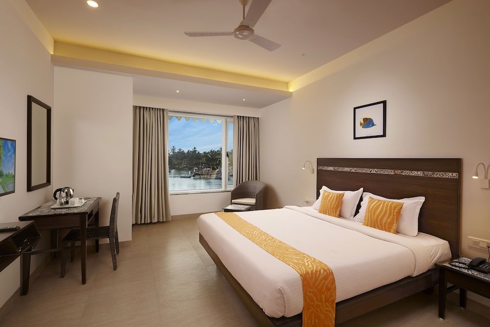 Фото Indy Waterfront Resort