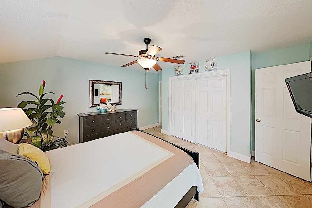 Фото Newly Remodeled W Pool - Steps To Beach! 2 Bedroom Condo